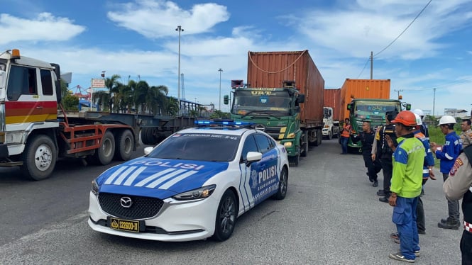 Polda Sumut kawal pengiriman logistik Aquabike dari Pelabuhan Belawan ke kawasan Danau Toba.