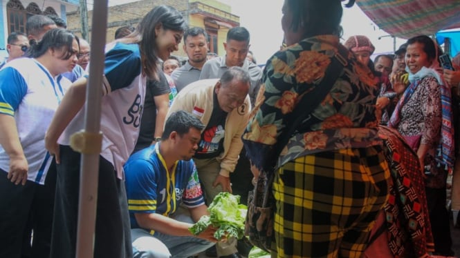 Calon Bupati Humbahas nomor urut 2, Dr. Hendri Tumbur Simamora, SE, M.Si bersama calon Gubernur Sumut nomor urut 1, Bobby Nasution kunjungi pasar tradisional Doloksanggul.