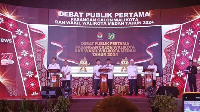 Paslon Wali Kota dan Wakil Wali Kota Medan pada debat publik Pilkada Medan 2024.