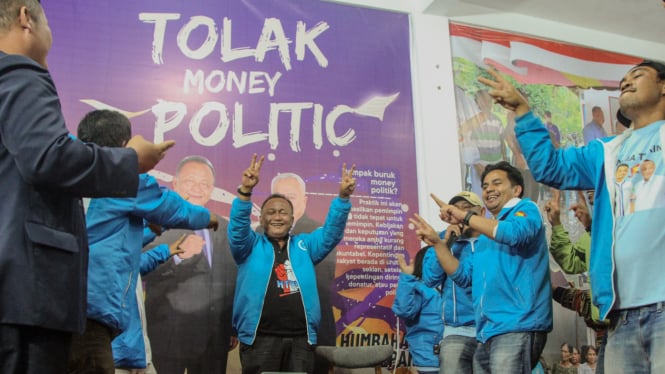 Calon Bupati Humbahas nomor urut 2, Hendri Tumbur Simamora bersama tim pemenangan deklarasi tolak money politic.