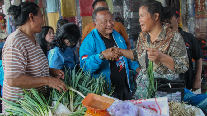 Calon Bupati Humbahas nomor urut 2, Hendri Tumbur Simamora menemui pedagang dan masyarakat di Pasar Onanganjang.