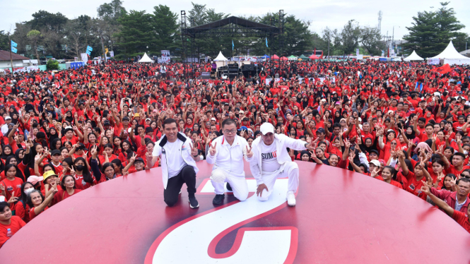 Senam massal bersama Calon Gubernur dan Wakil Gubernur Sumut, Edy Rahmayadi-Hasan Basri Sagala di Lapangan Sejati, Kota Medan.