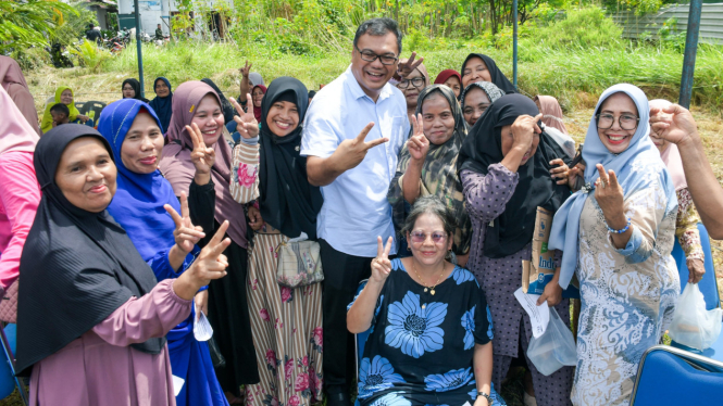 Calon Bupati Deliserdang, dr Asri Ludin Tambunan bersama warga.