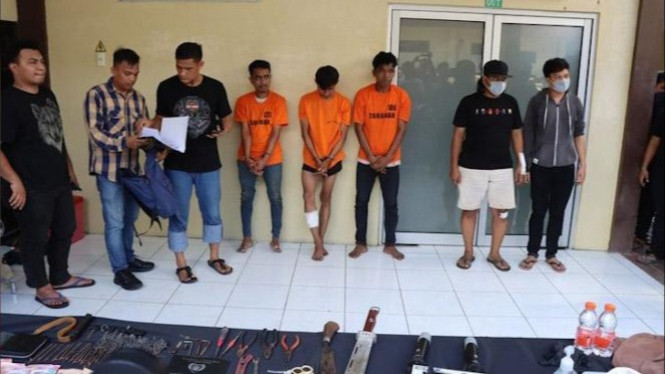 Tiga pelaku begal sadis (baju orange) yang ditangkap polisi.