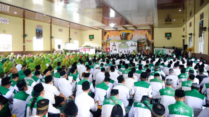 Ketua Lembaga Kesehatan Nahdlatul Ulama Deliserdang, Asri Ludin Tambunan bersama ribuan kader dalam apel Akbar.