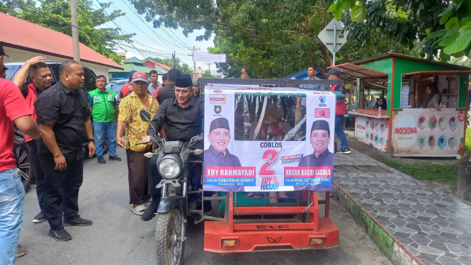 Cagub Sumut nomor urut 2, Edy Rahmayadi mengendarai becak bermotor di Kabupaten Labura.