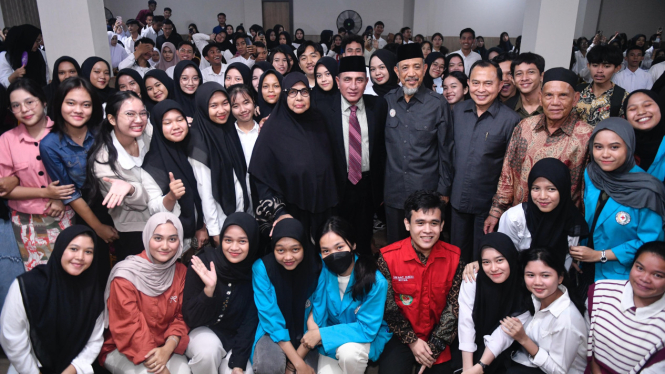 Edy Rahmayadi bersama mahasiswa Institut Kesehatan Helvetia Medan.