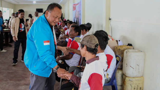 Cabup Humbahas Hendri Tumbur Simamora saat dialog dengan petani bawang.