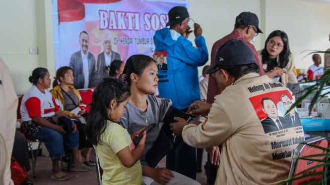 Warga antusias ikuti pemeriksaan kesehatan dan pemberian kacamata gratis yang digelar calon Bupati Humbang Hasundutan nomor urut 2, Dr Hendri Tumbur Simamora, SE, M.Si.