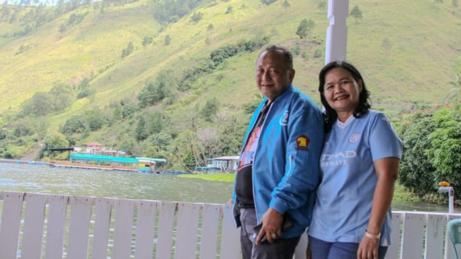 Calon Bupati Humbahas nomor urut 2, Hendri Tumbur Simamora bersama sang istri, Astilda Sinabutar di kawasan Danau Toba.