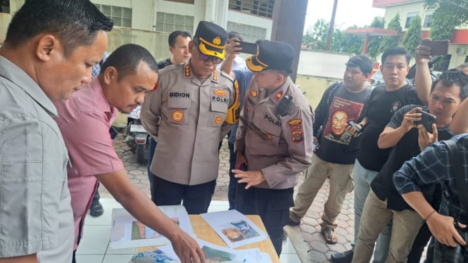 Kapolrestabes Medan, Kombes Pol Gidion Arif Setyawan melihat barang bukti dan identitas tersangka begal.