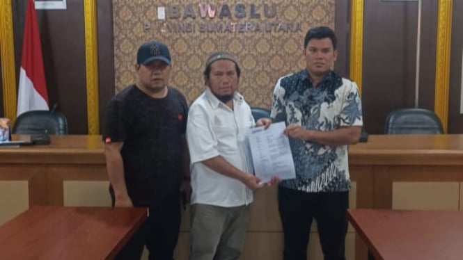 Sekretaris Tim Kampanye Harun-Ichwan, Arsidin Batubara, saat menyampaikan laporan ke Bawaslu Sumut.