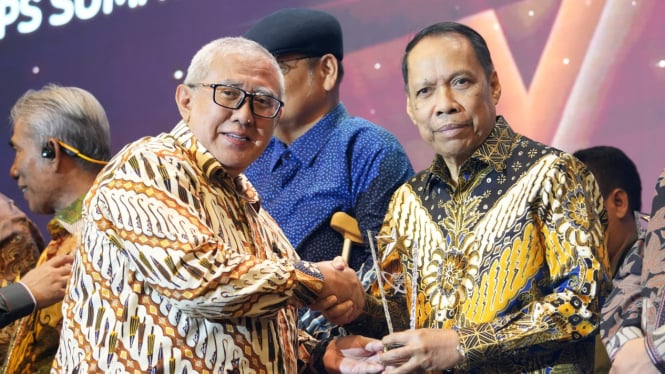 Rektor UMSU, Prof. Agussani sabet penghargaan SPS Sumut Awards 2024.