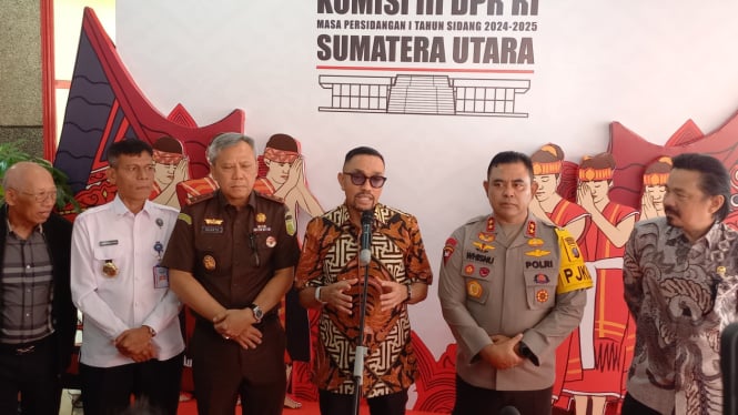 Wakil Ketua Komisi III DPR RI, Ahmad Sahroni saat memberikan keterangan pers di Markas Polda Sumut.