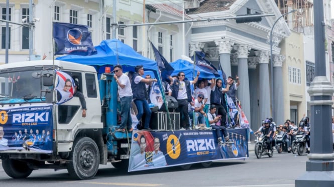 Konvoi panggung rakyat berjalan Rico-Zaki dapat antusias warga.