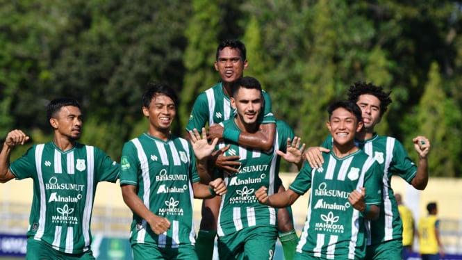 Pemain PSMS Medan meluapkan kegembiraan usai cetak gol.