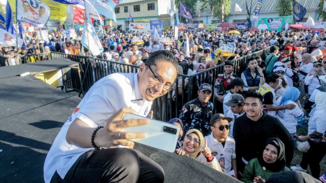 Calon Wali Kota Medan, Rico Waas berswafoto bersama masyarakat yang hadir saat kampanye akbar Rico-Zaki.