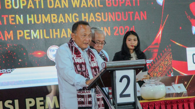 Paslon Bupati dan Wakil Bupati Humbahas, Dr. Hendri Tumbur Simamora, SE, M.Si - Ir. Yanto Sihotang paparkan visi dan misi pada debat publik Pilkada Humbahas.