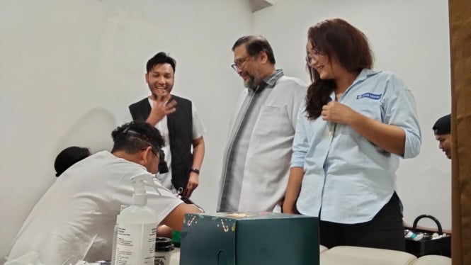 Presiden Direktur PT Bank Mestika Dharma Tbk, Ahmad Kartasasmita (tengah) bersama pemilik Klinik Beautify Indonesia, DR. dr. Arya Tjipta, Sp.B.P.R.E., Subsp.K.M(K) (kiri).