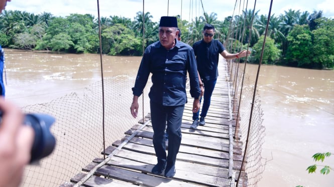 Cagub Sumut, Edy Rahmayadi saat meninjau jembatan di Kabupaten Palas.