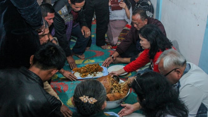 Paslon Bupati dan calon Wakil Bupati Humbahas, Dr Hendri Simamora, SE, M.Si-Ir Yanto Sihotang bersama para istri mendapat suguhan ikan mas dalam upacara Borhat-borhat Pungguan Siraja Oloan.