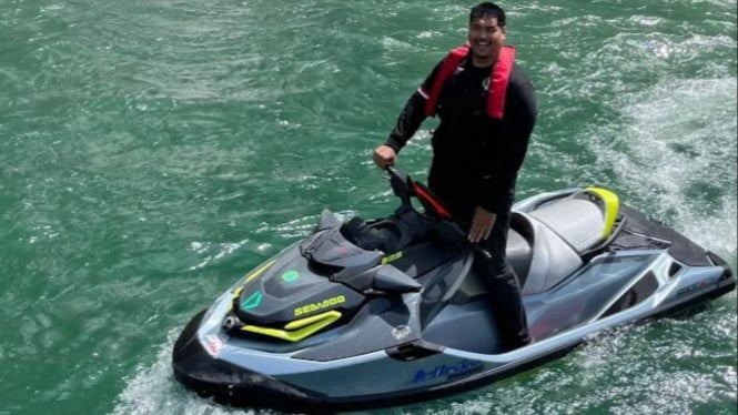 Menpora RI, Dito Ariotedjo mengendarai jetski di kawasan Danau Toba.