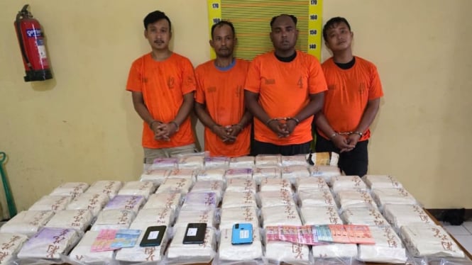 Pelaku dan barang bukti sabu 54 kg diamankan petugas kepolisian.