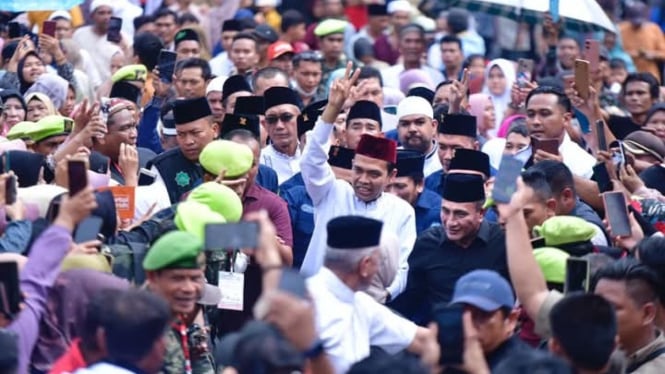 Ustaz Abdul Somad bersama calon Gubernur Sumut,Edy Rahmayadi saat doa dan zikir akbar untuk Sumut di Tapsel.