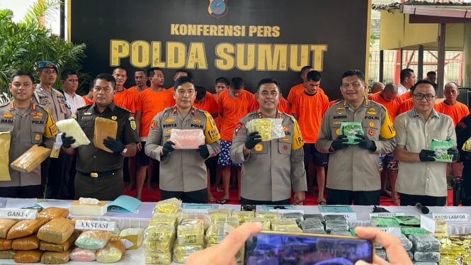 Kapolda Sumut Irjen Pol. Whisnu Hermawan Februanto tunjukan barang bukti pengungkapan narkoba.