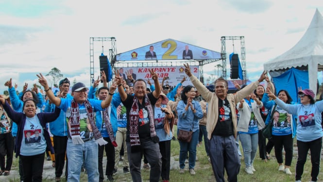 Paslon Bupati dan Wakil Bupati Humbahas, Dr. Hendri Tumbur Simamora, SE, M.Si – Ir. Yanto Sihotang saat orasi politik di kampanye akbar.