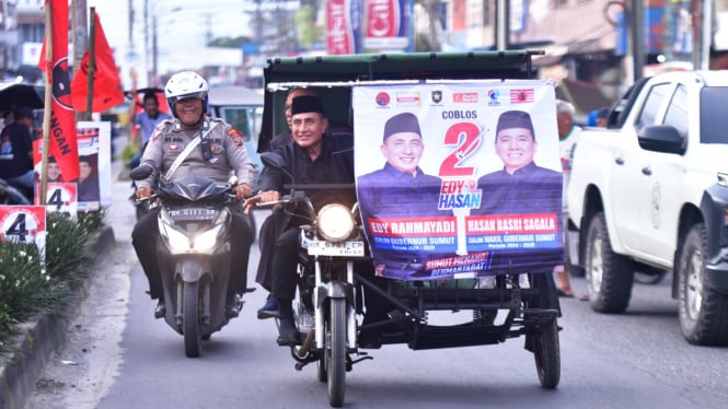 Calon Gubernur Sumut, Edy Rahmayadi mengendarai becak motor saat menuju lokasi kampanye di Kabupaten Dairi.