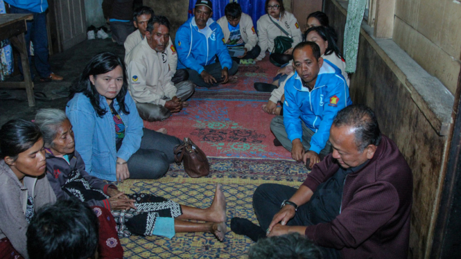 Calon Bupati Humbahas, Hendri Tumbur Simamora bersama istri menjenguk warga yang sedang sakit.