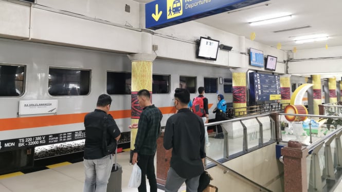 Aktivitas penumpang KA di Stasiun Medan.