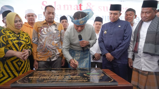 Musa Rajekshah resmikan Masjid Al Musannif Nurut Taqwa ke-49 di  Desa Jaring Halus, Kecamatan Secanggang, Kabupaten Langkat.