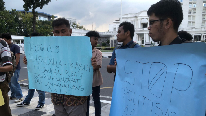 Mahasiswa Kristen unjuk rasa di Kantor Gubernur Sumut.