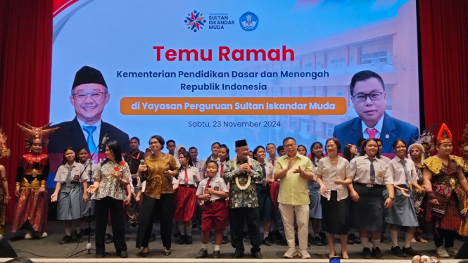 Mendikdasmen Prof Dr Abdul Mu'ti dan anggota DPR RI, Dr Sofyan Tan bersama pelajar Yayasan Perguruan Sultan Iskandar Muda.