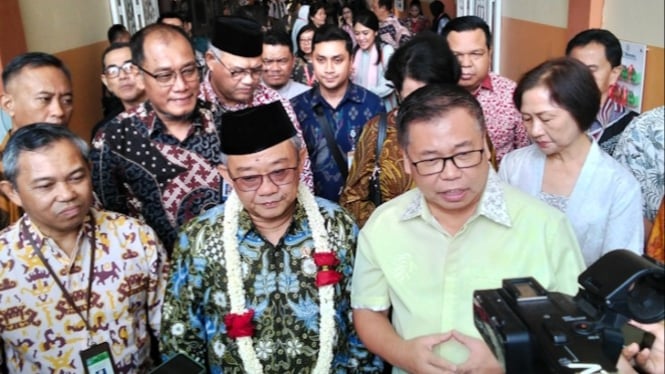 Mendikdasmen Prof Dr Abdul Mu'ti bersama anggota DPR RI Komisi X, dr Sofyan Tan.