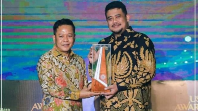 Rektor USU, Muryanto Amin menyerahkan penghargaan kepada Wali Kota  Medan, Bobby Nasution pada USU Awarding Night 2023 di Auditorium  USU pada Desember 2023 lalu.