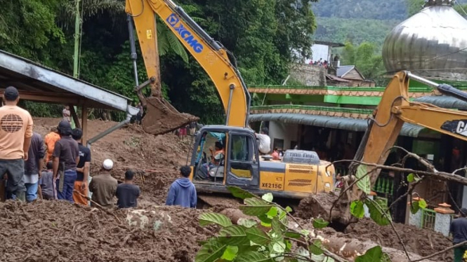 Proses pencarian dan evakuasi korban tanah longsor di Karo.