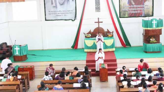 Pdt. Lasma Manullang, S.Th memimpin doa jemaat Gereja HKBP Sirisi-risi, Simangaronsang, Doloksanggul, Humbahas yang mendoakan Pilkada Humbahas berlangsung lancar, aman dan damai.