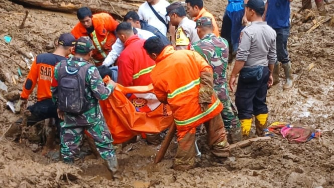 Tim SAR gabungan mengevakuasi korban tanah longsor di Karo.