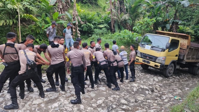 Polisi kawal truk pengangkut logistik Pilkada 2024 lewati jalur pengunungan di Kabupaten Nisel.