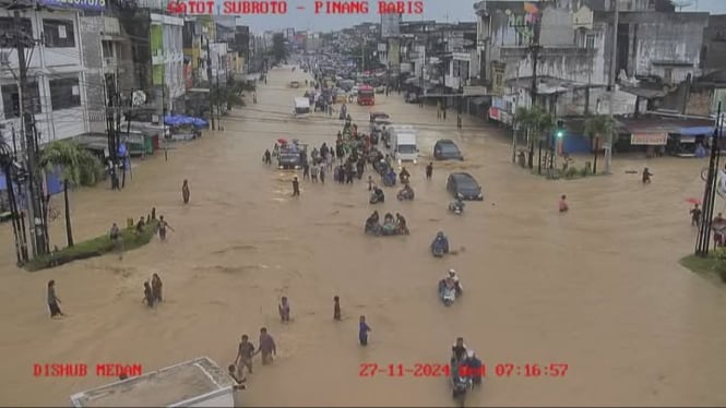 Sejumlah kendaraan lintasi banjir yang merendam Jalan Jenderal Gatot Subroto persimpangan Jalan TB Simatupang dan Jalan Klambir V.