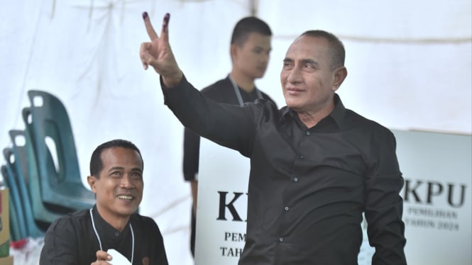 Cagub Sumut, Edy Rahmayadi saat menggunakan hak pilih di TPS.