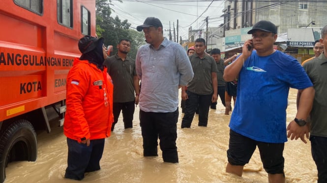 Wali Kota Medan, Bobby Nasution meninjau banjir di Kota Medan.