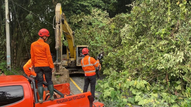 Tim SAR gabungan evakuasi korban tanah longsor di Desa Sembahe, Kecamatan Sibolangit, Kabupaten Deliserdang.