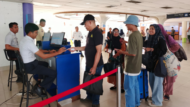 Aktivitas penumpang di Stasiun KA Medan.