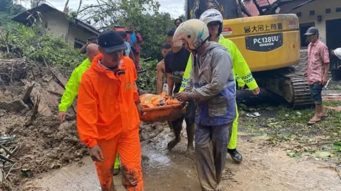 Tim Basarnas Medan gabungan mengevakuasi korban meninggal dunia tertimbun longsor di Sembahe Kecamatan Sibolangit Kabupaten Deliserdang l.