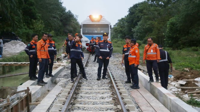 KAI Sumut cek lintas Medan-Rantauprapat untuk antisipasi musim penghujan.