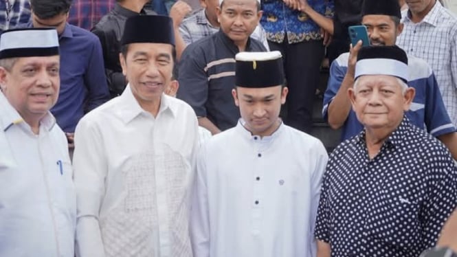 Presiden RI ke-7, Joko Widodo bersama Sultan Mahmud Aria Lamanjiji Perkasa Alamsyah usai salat Jumat di Masjid Raya Al-Mashun Medan.